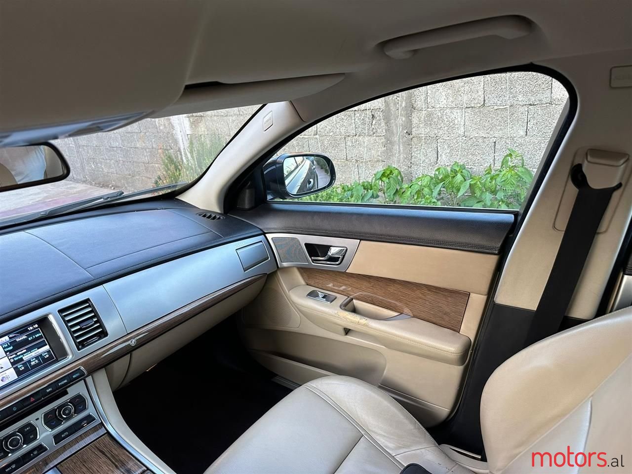 2012' Jaguar XF photo #5