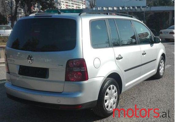 2009' Volkswagen Touran photo #2