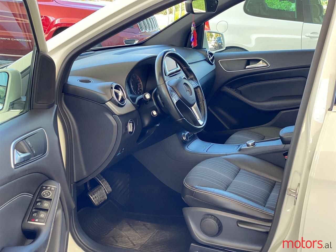 2015' Mercedes-Benz B 200 photo #2