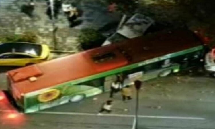 Biçikleta i pret rrugën/ Autobusi humb kontrollin dhe përplaset makinat e parkuara