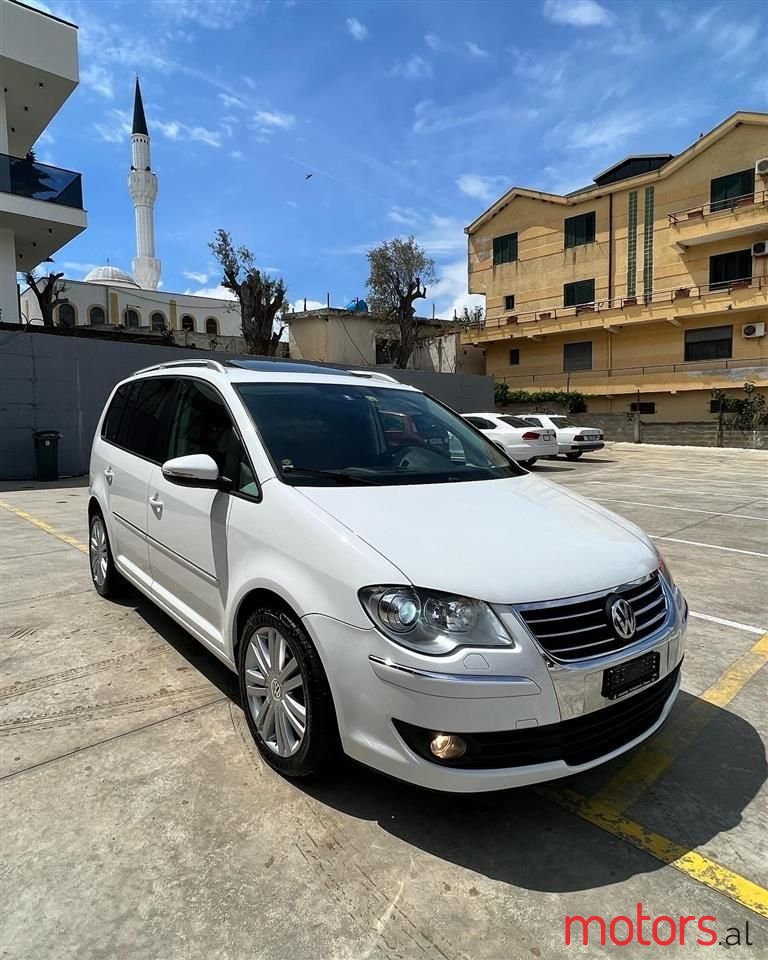 2009' Volkswagen Touran photo #1