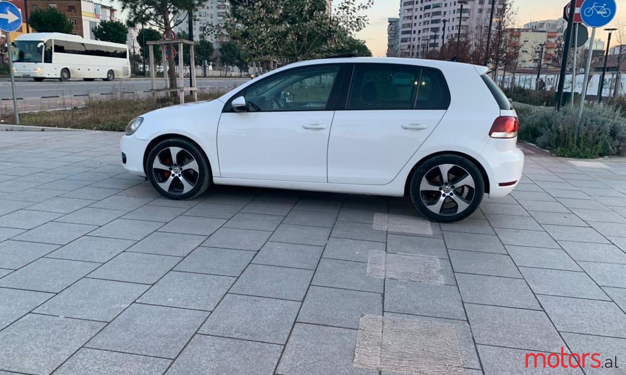 2011' Volkswagen Golf photo #1