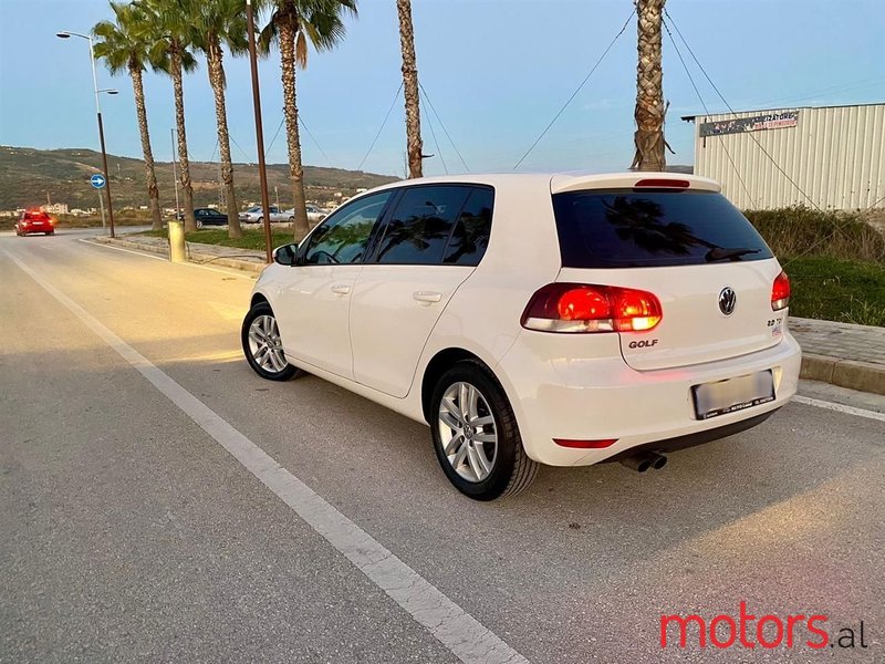 2011' Volkswagen Golf photo #1