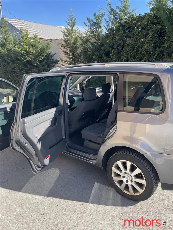 2006' Volkswagen Touran photo #3