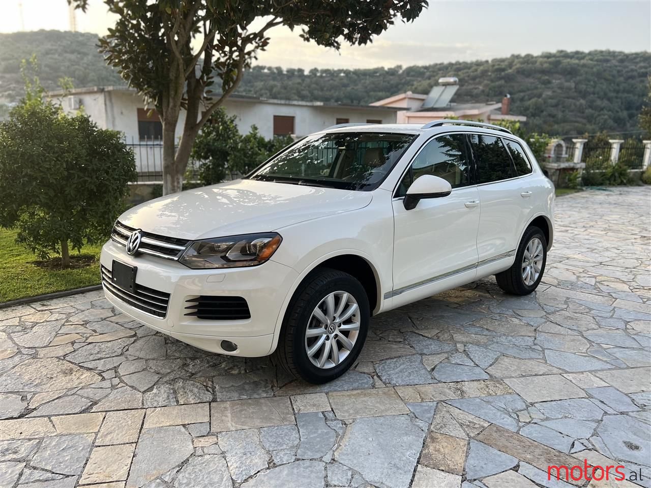 2011' Volkswagen Touareg photo #3