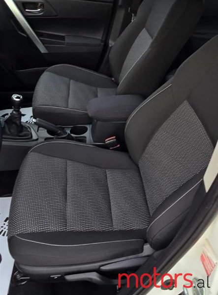 2013' Toyota Auris photo #4