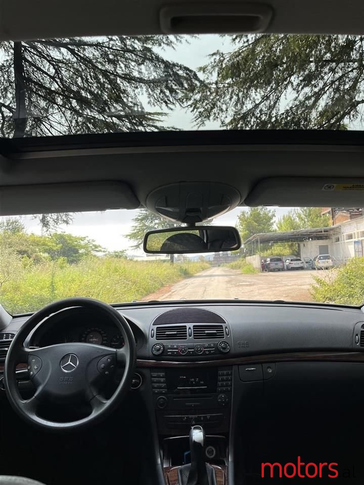 2004' Mercedes-Benz E 200 photo #3