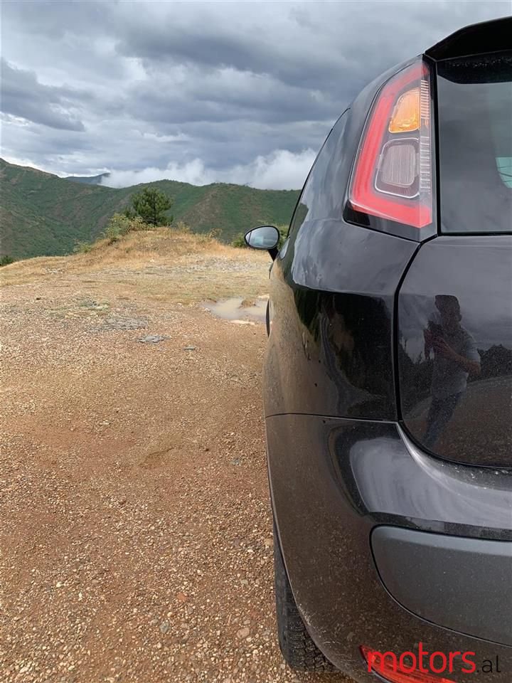 2012' Fiat Punto Evo photo #1