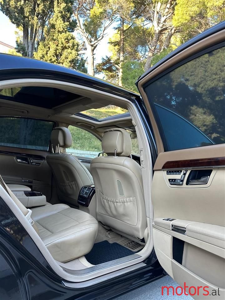 2011' Mercedes-Benz S 550 photo #3