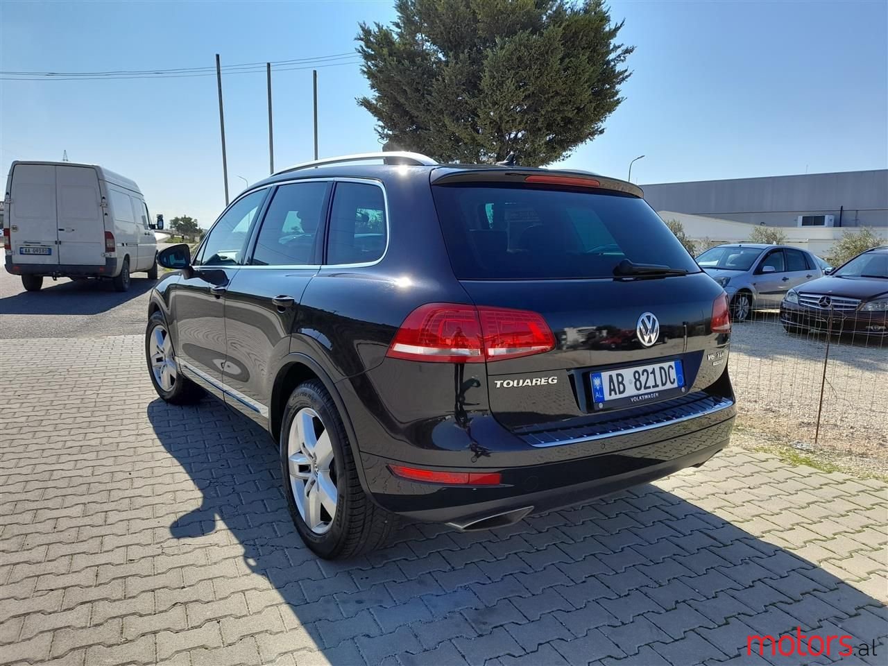 2013' Volkswagen Touareg photo #2