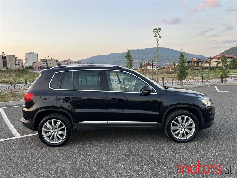 2012' Volkswagen Tiguan photo #3