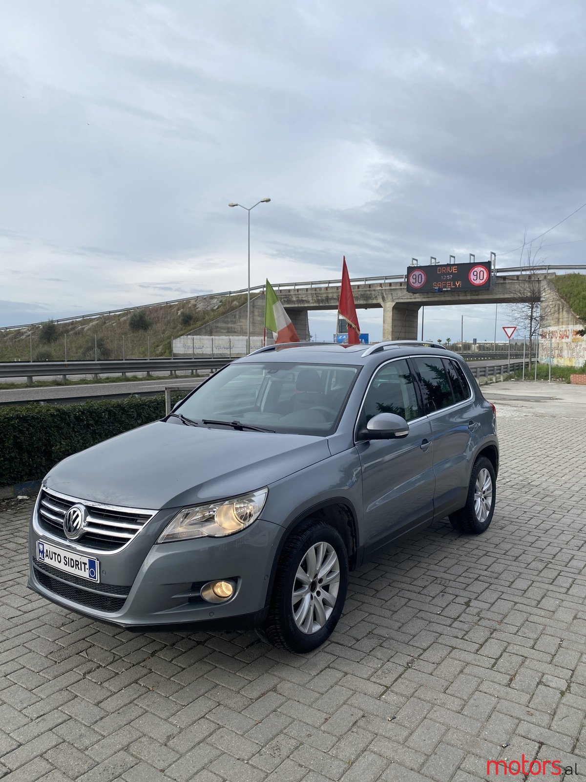 2008' Volkswagen Tiguan photo #1