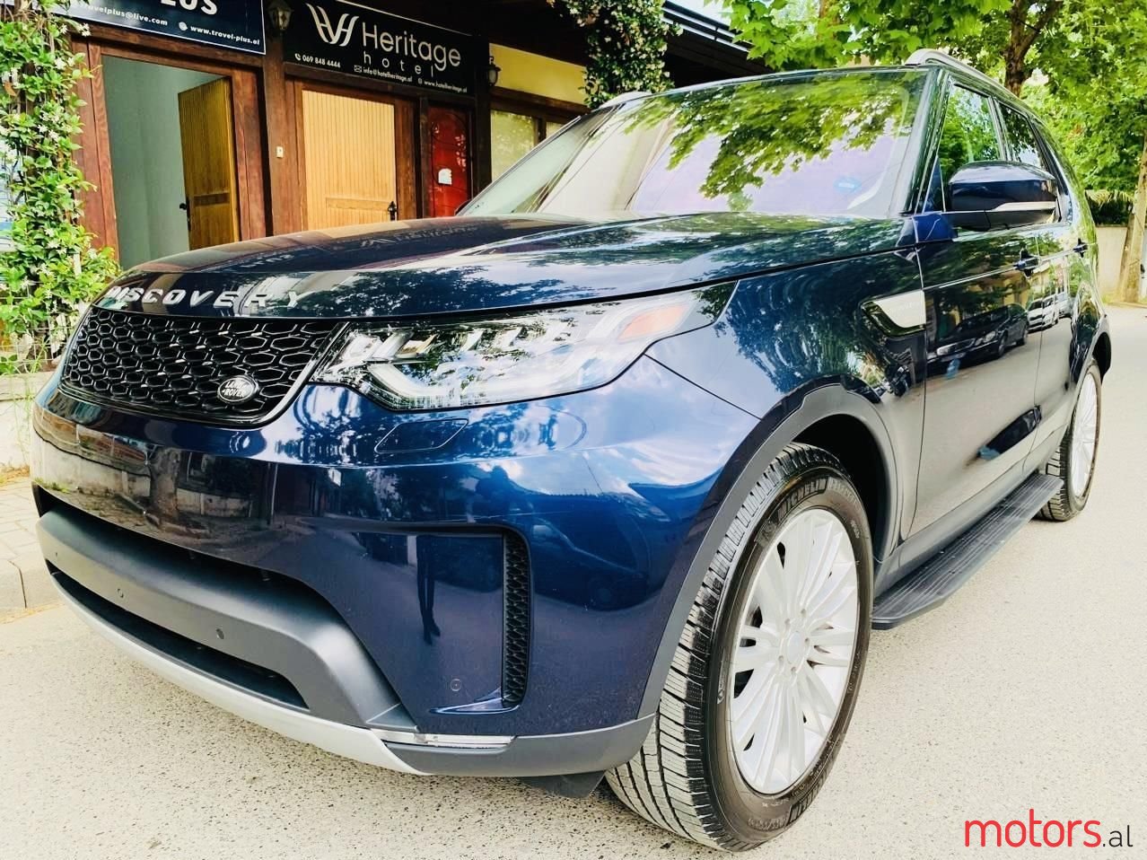 2017' Land Rover Discovery photo #2