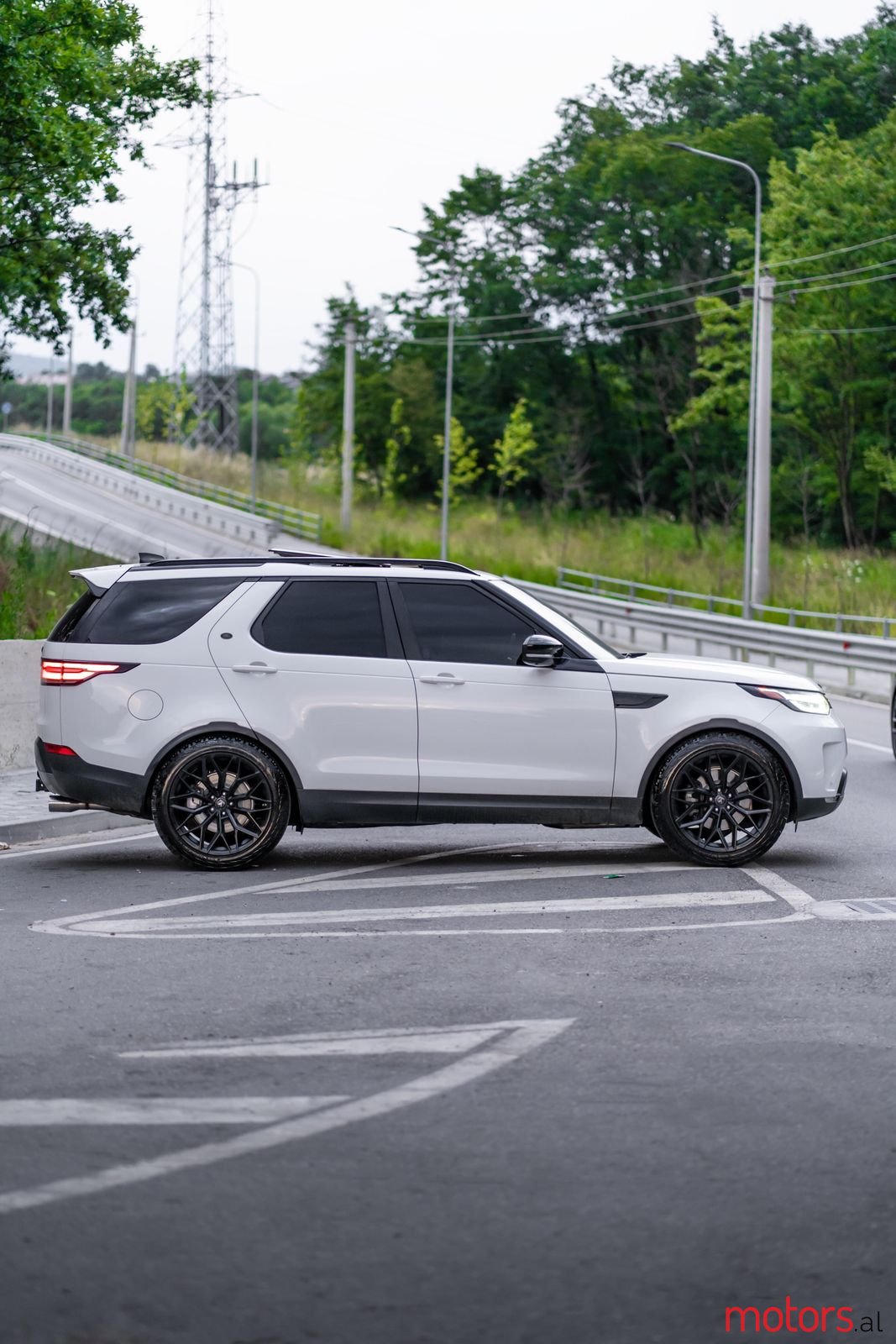 2018' Land Rover Discovery photo #4
