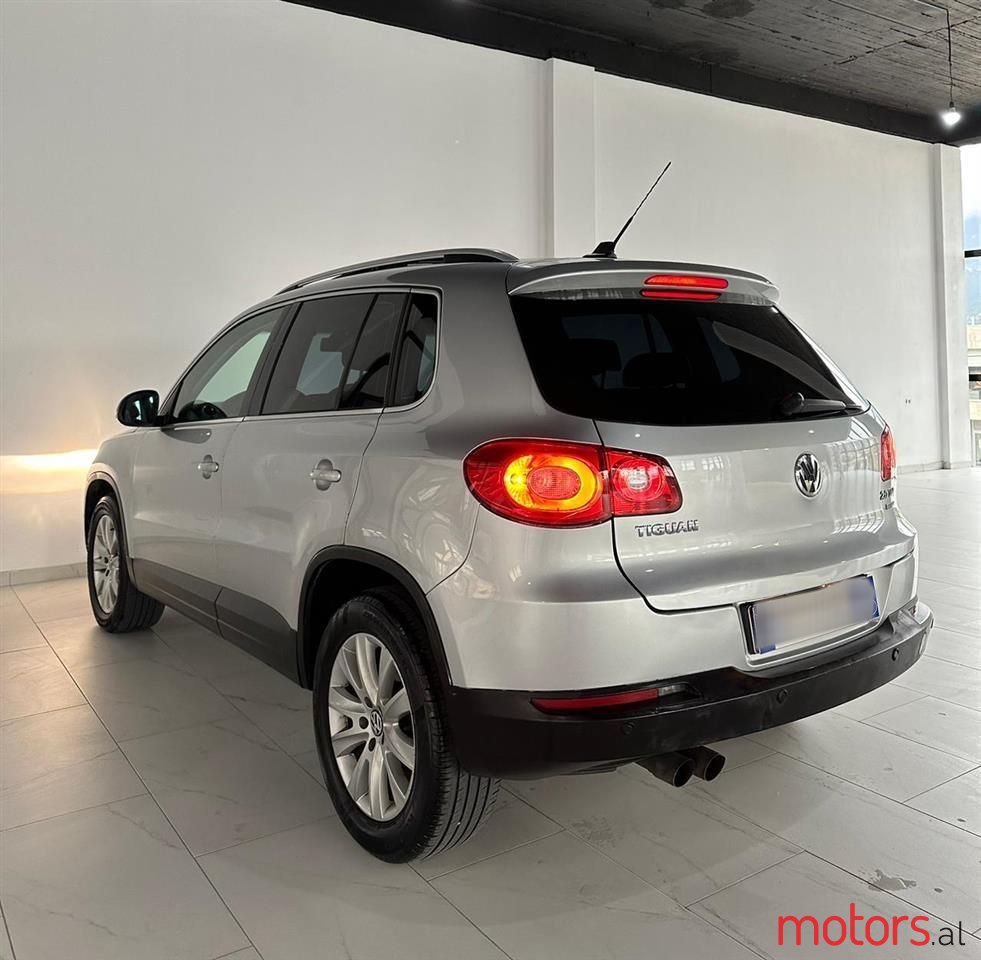 2011' Volkswagen Tiguan photo #3