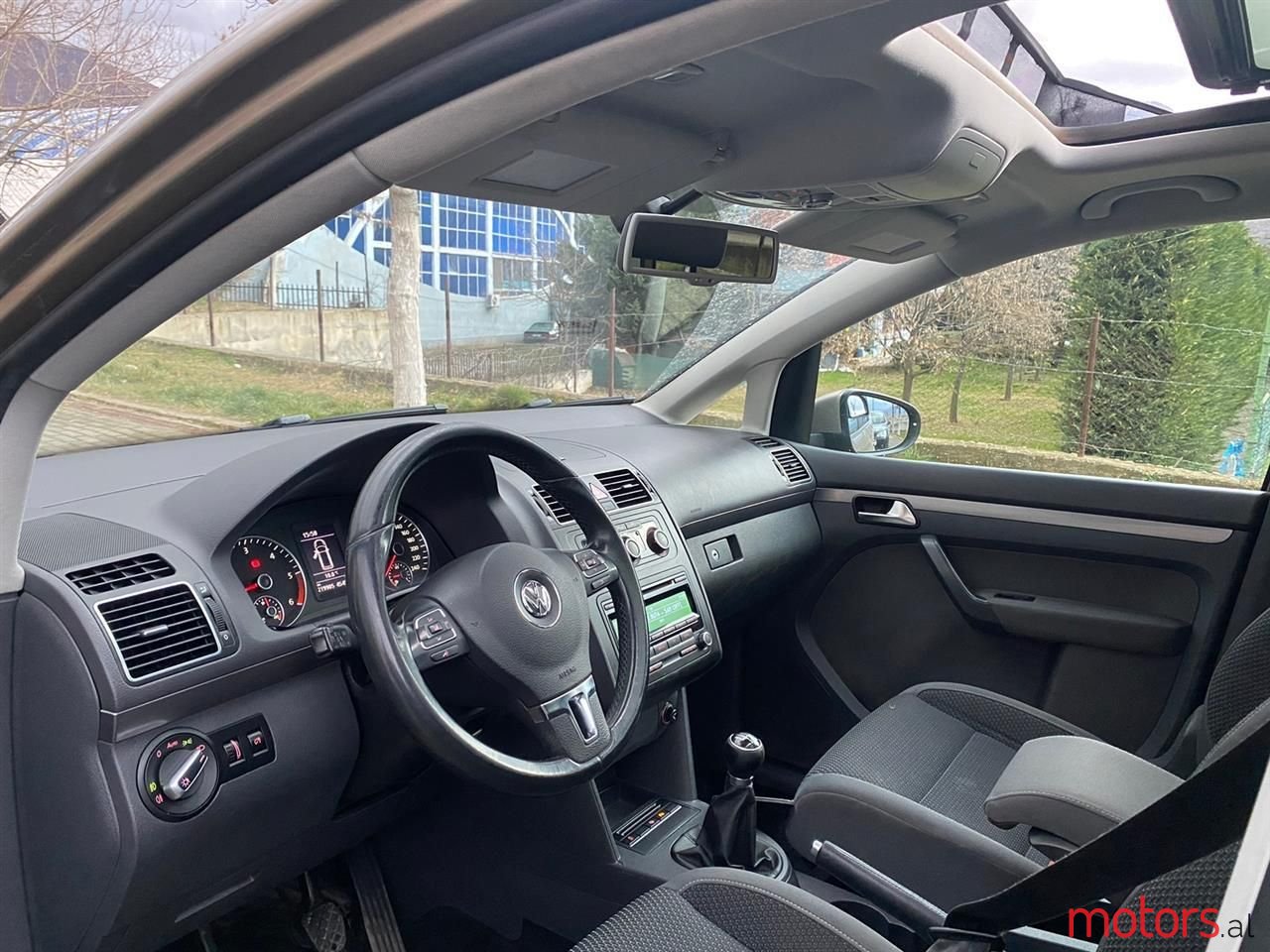 2012' Volkswagen Touran photo #6