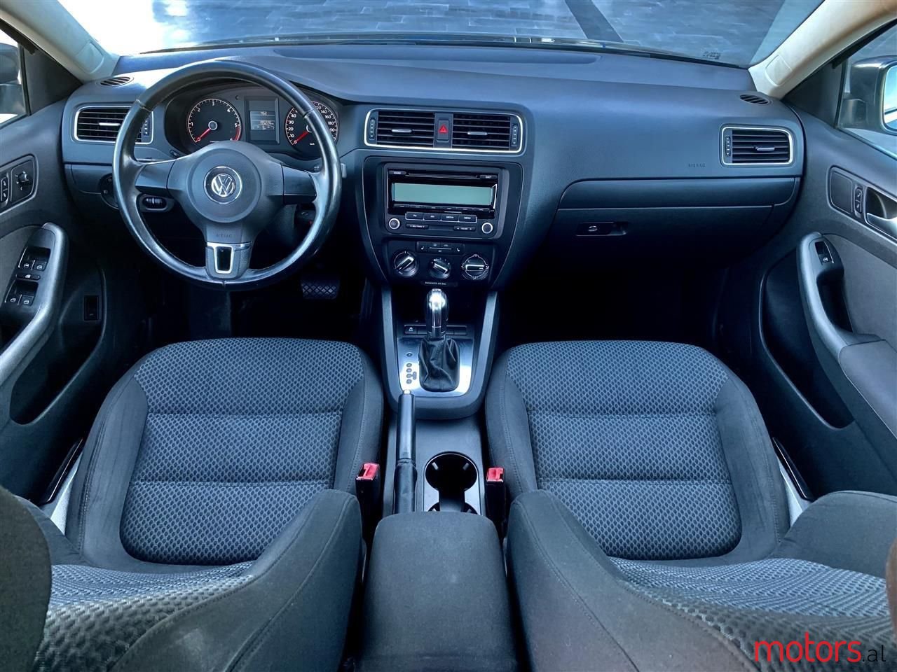 2011' Volkswagen Jetta photo #2