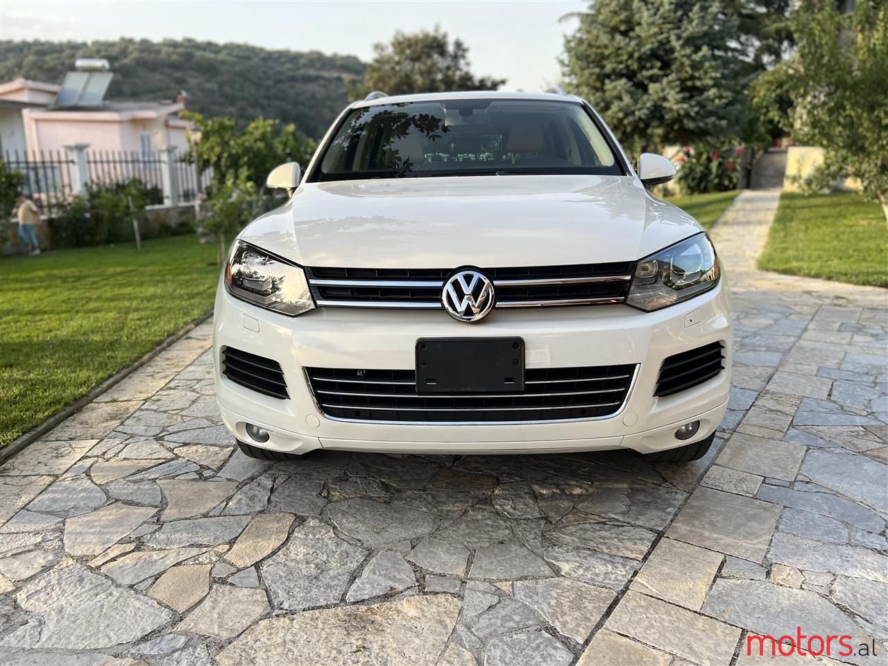2011' Volkswagen Touareg photo #2