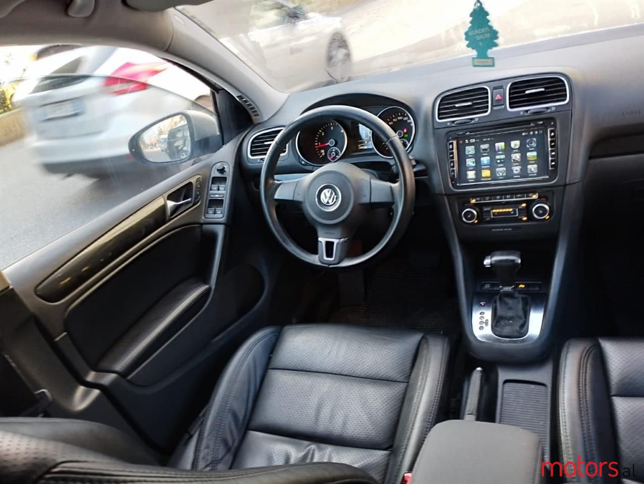 2011' Volkswagen Golf photo #2