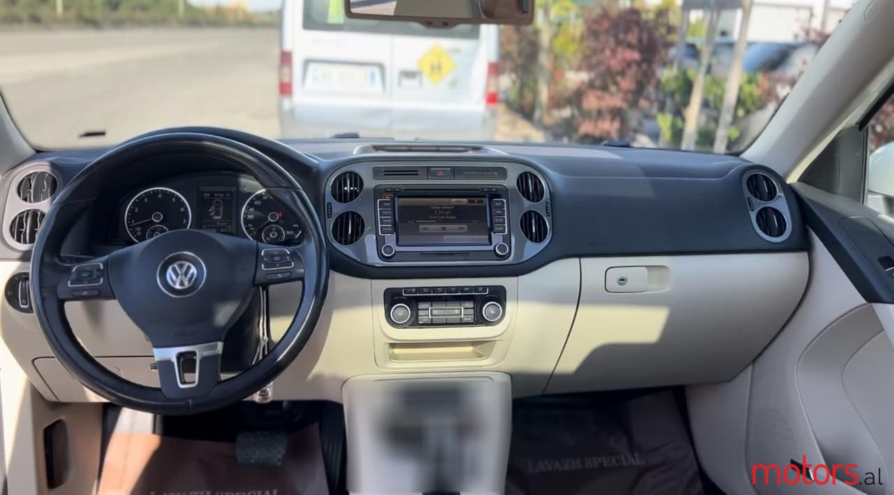 2012' Volkswagen Tiguan photo #4