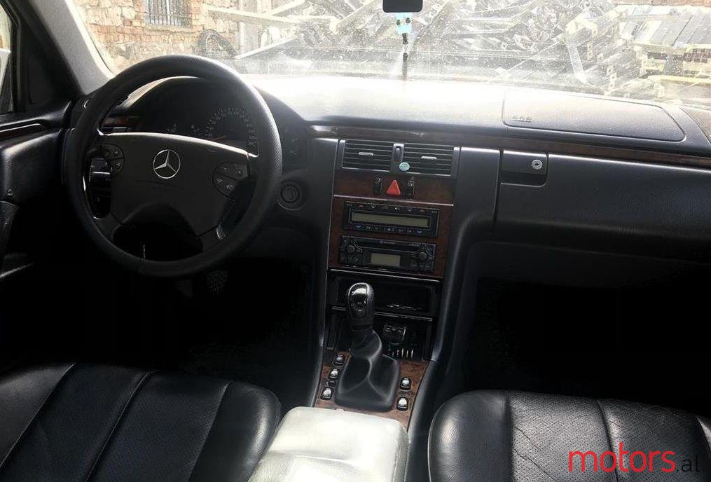 2001' Mercedes-Benz E 220 photo #1