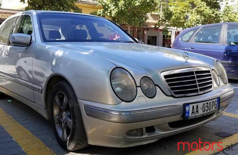 2001' Mercedes-Benz E 220 photo #1