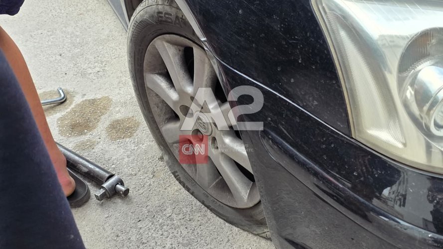 I zunë vendin e parkimit, i nxjerr inatin duke çarë gomat e 3 makinave