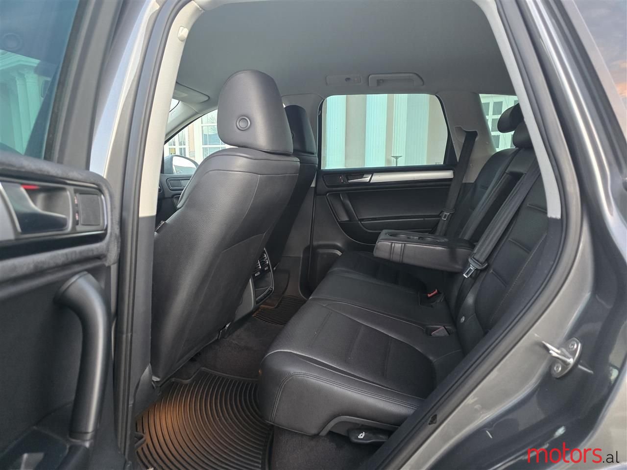 2013' Volkswagen Touareg photo #5