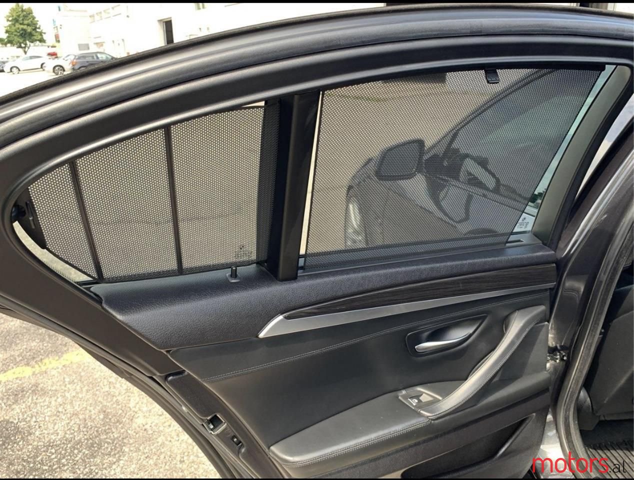 2011' BMW 550 photo #2