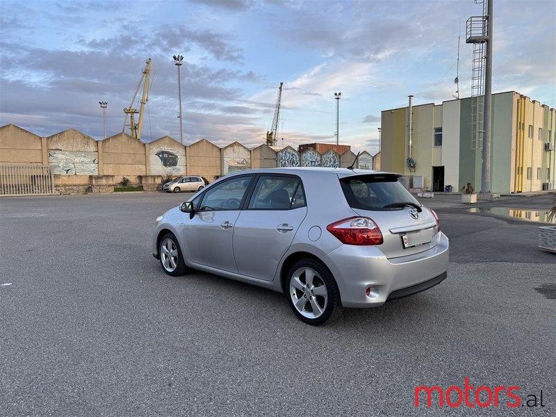 2011' Toyota Auris photo #4