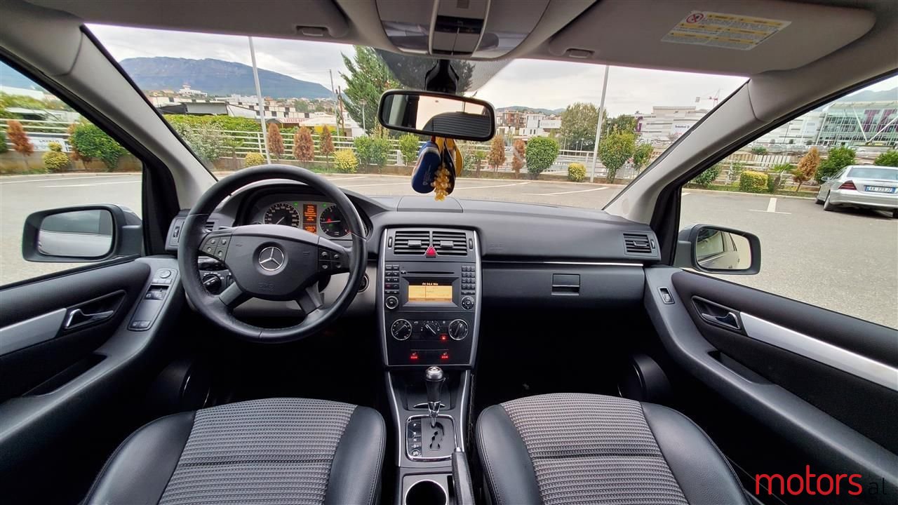 2011' Mercedes-Benz B 200 photo #2