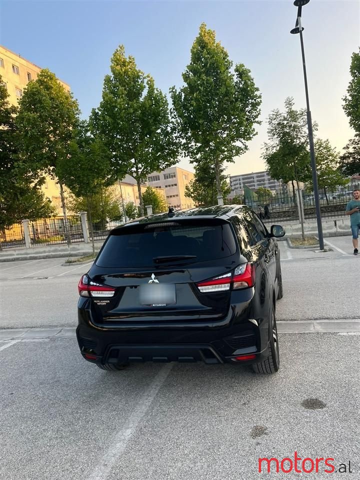 2020' Mitsubishi Outlander photo #2