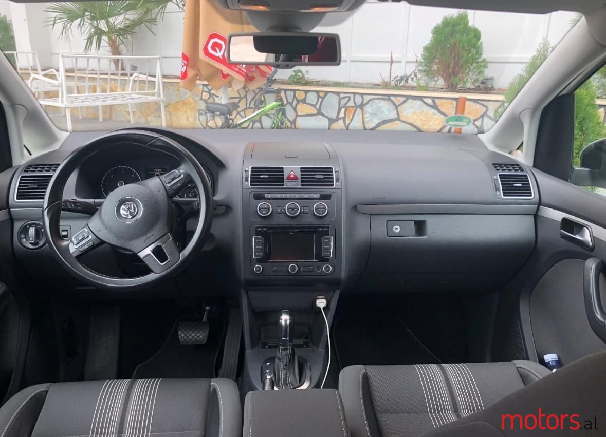 2013' Volkswagen Touran photo #3