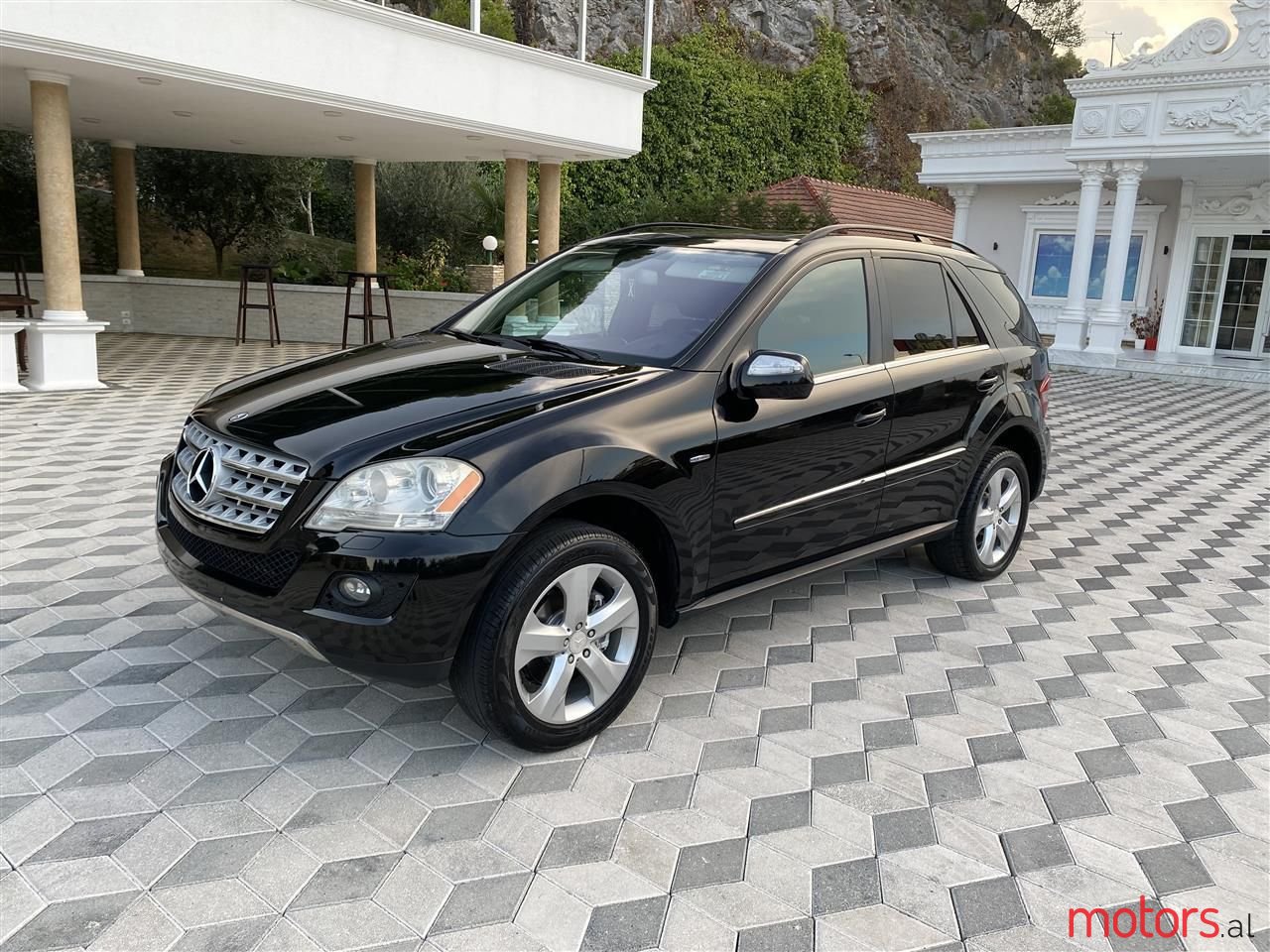 2010' Mercedes-Benz 350 photo #1