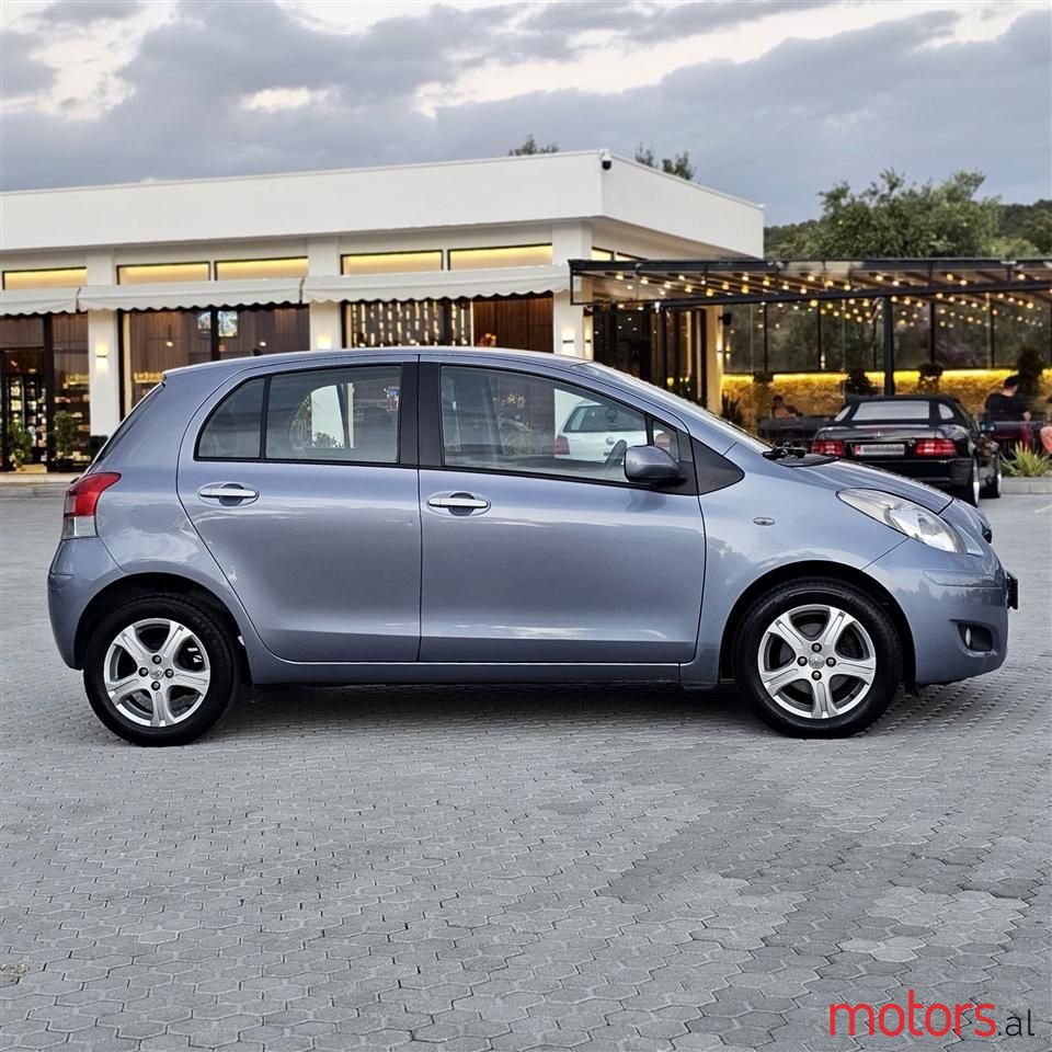 2011' Toyota Yaris photo #3