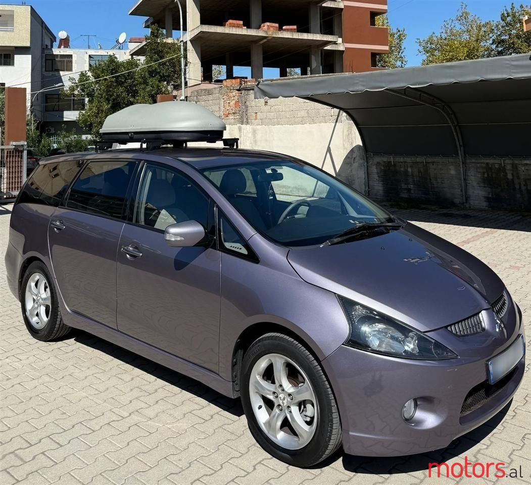 2005' Mitsubishi Grandis photo #2