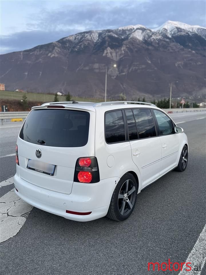 2008' Volkswagen Touran photo #5