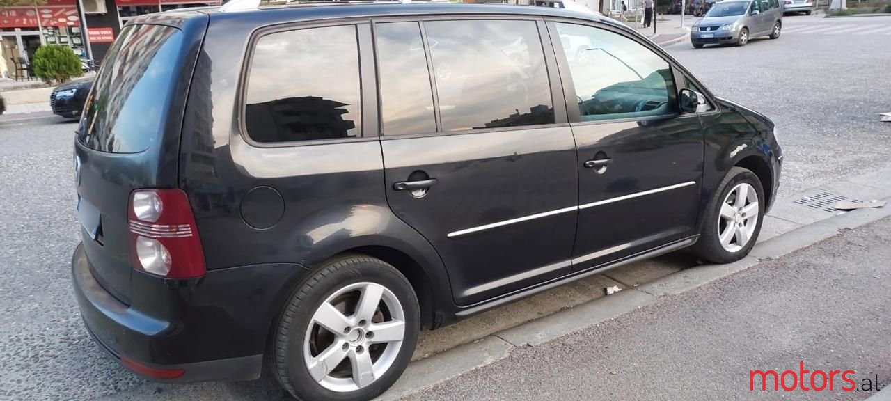 2009' Volkswagen Touran photo #4