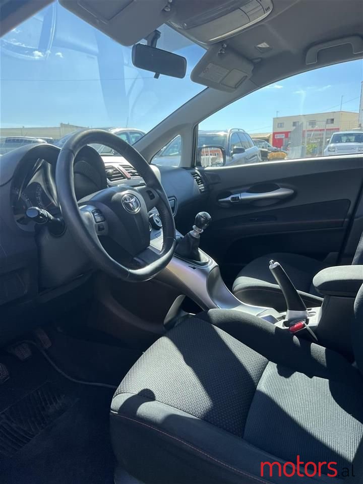 2011' Toyota Auris photo #5