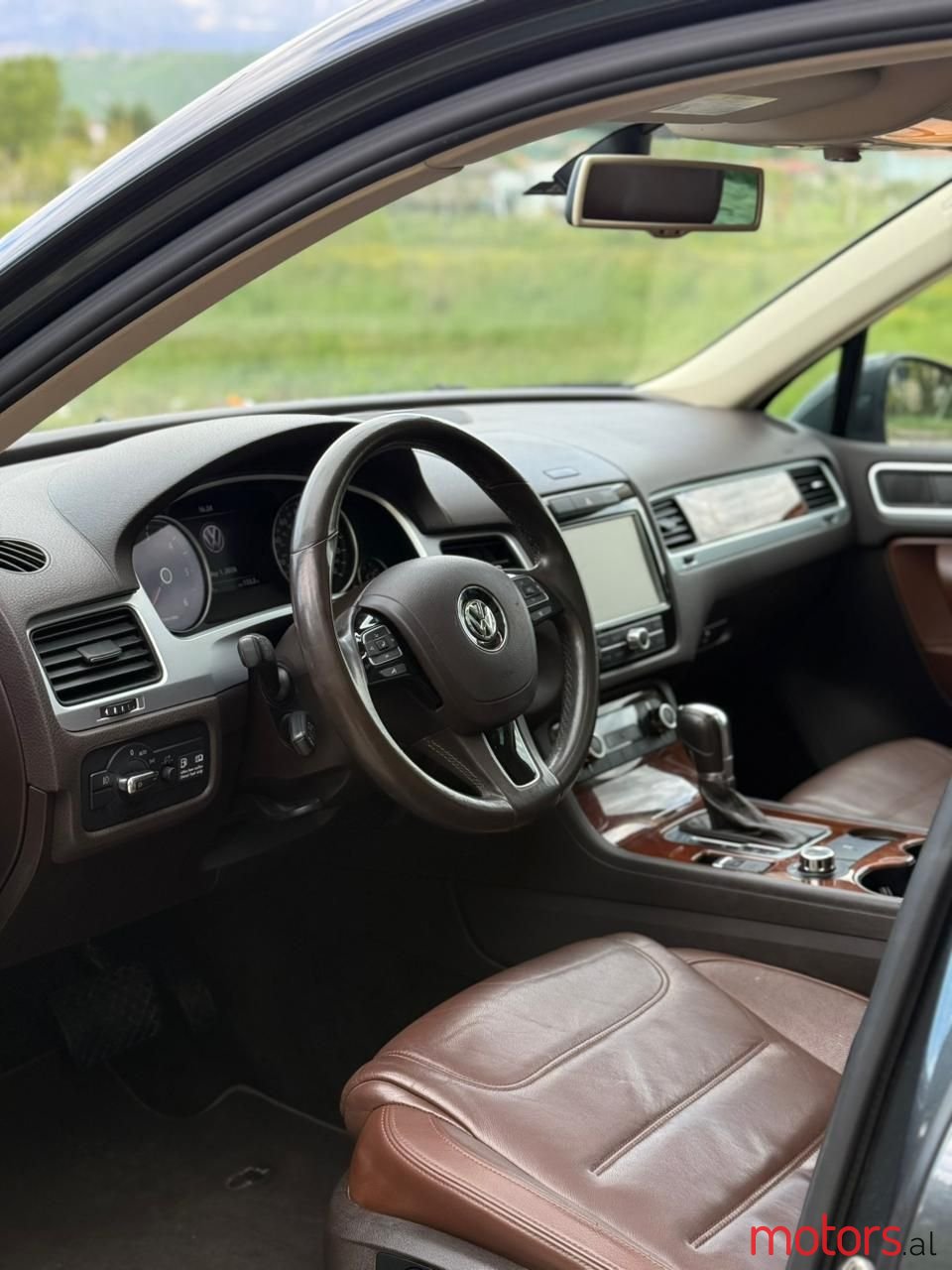 2013' Volkswagen Touareg photo #5