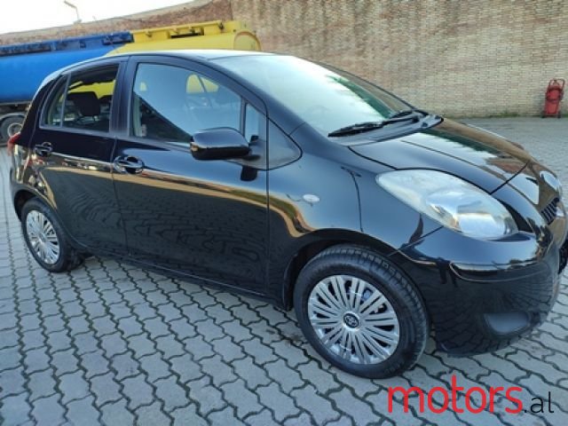 2011' Toyota Yaris photo #2