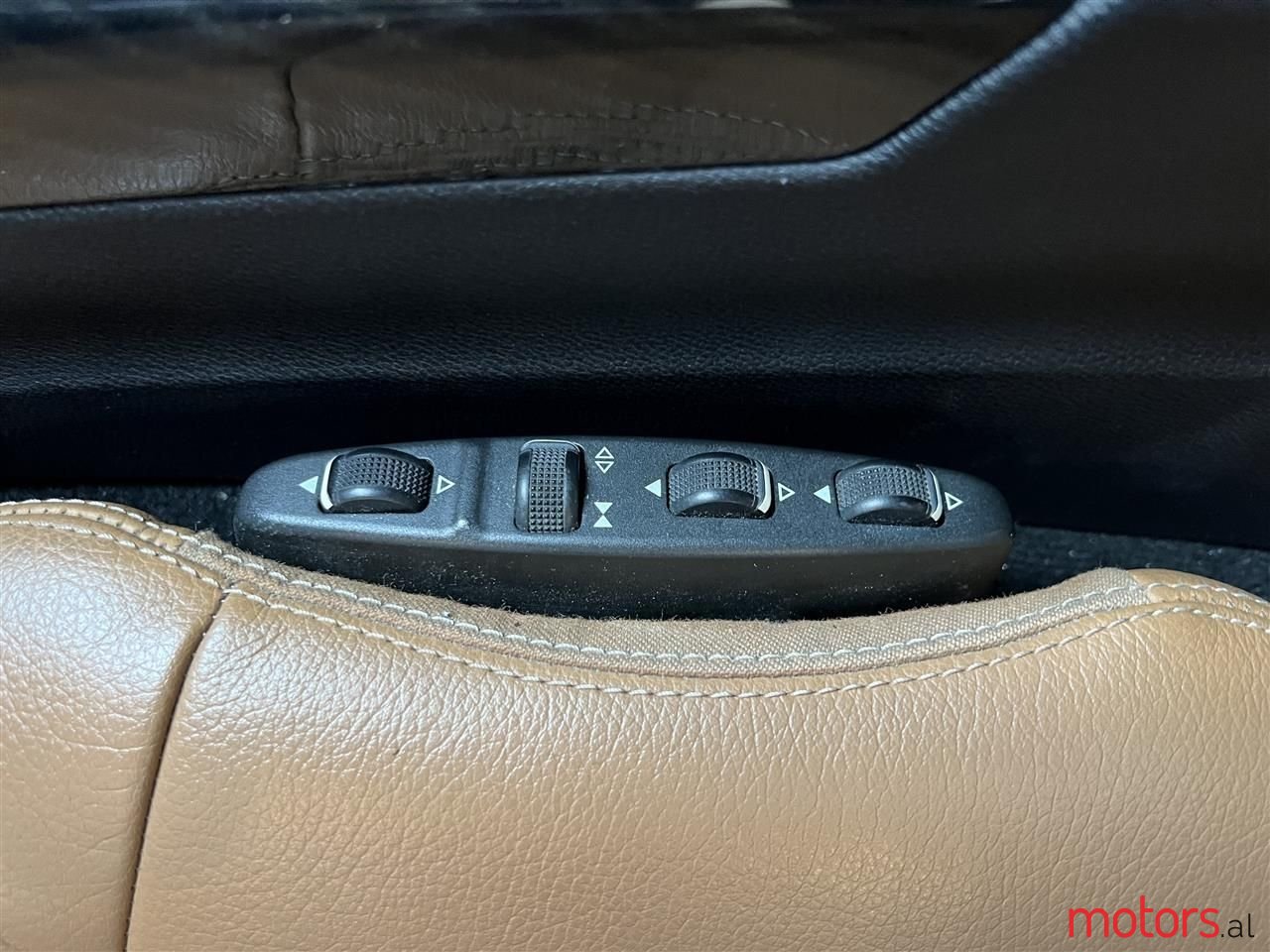 2011' Mercedes-Benz 300 photo #2