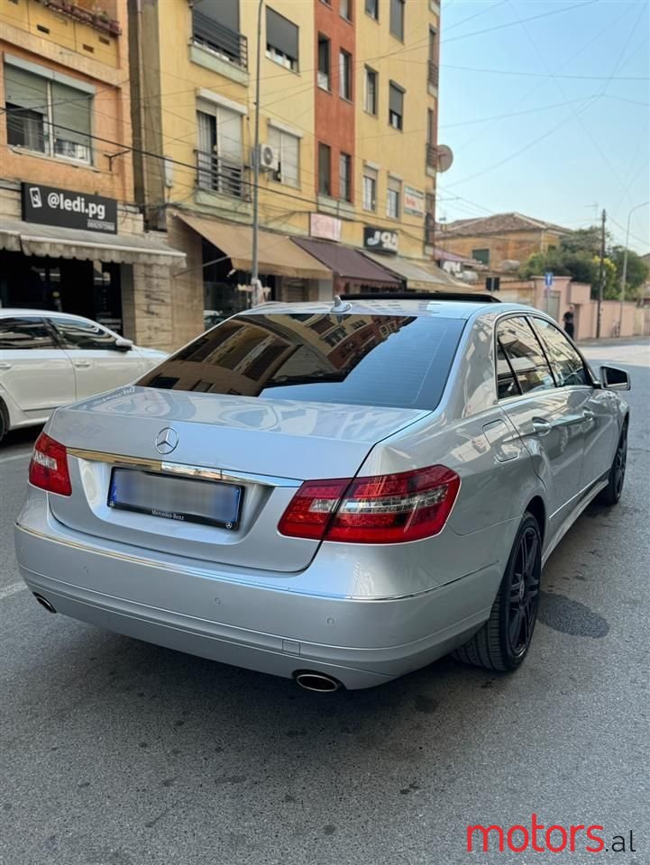 2011' Mercedes-Benz E 300 photo #2