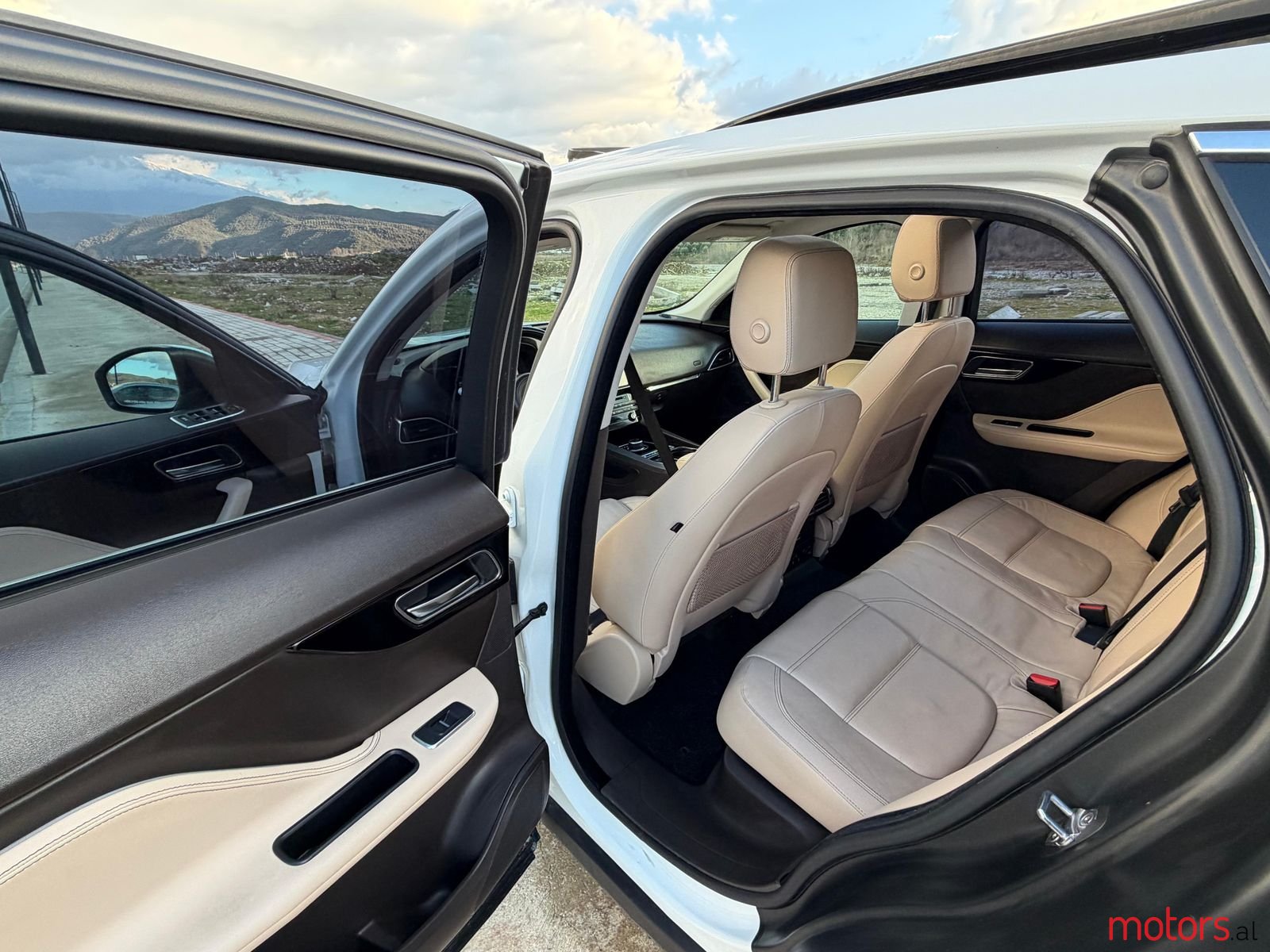 2017' Jaguar F-Pace photo #5