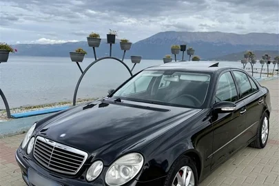 2004' Mercedes-Benz E 220