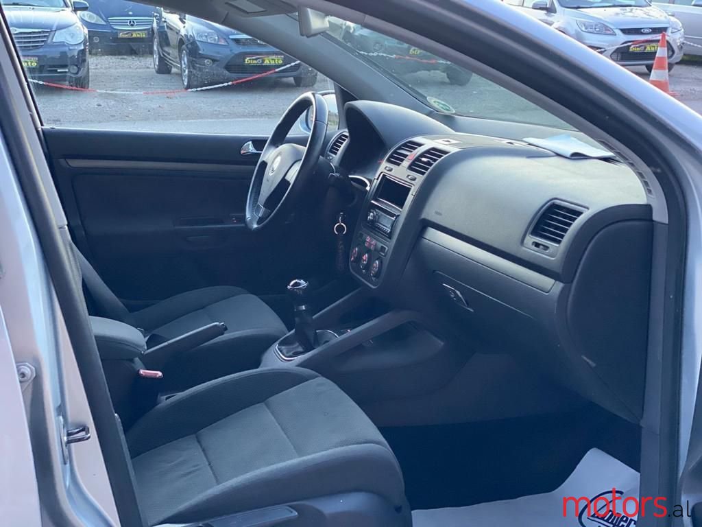 2004' Volkswagen Golf photo #4