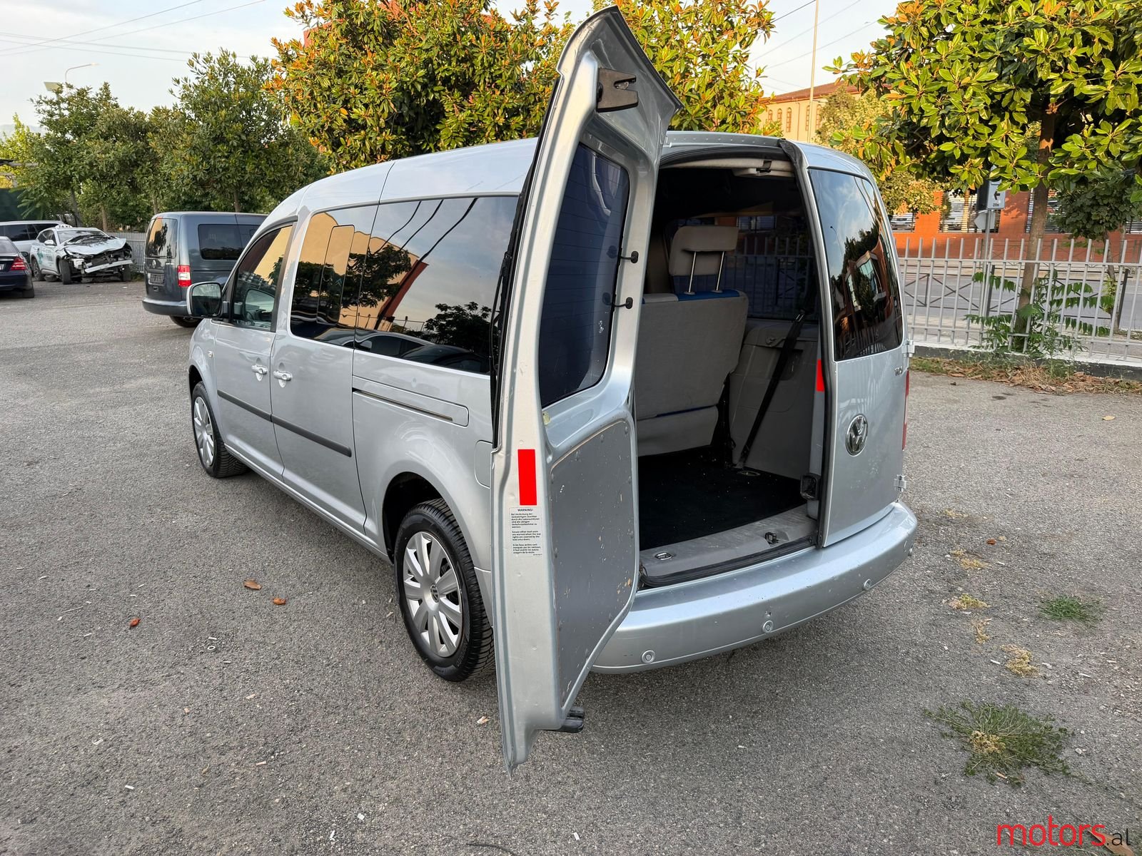 2009' Volkswagen Caddy photo #3
