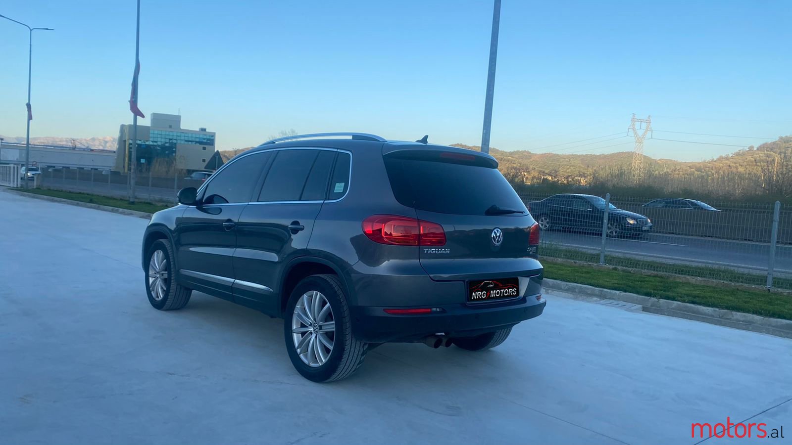 2016' Volkswagen Tiguan photo #3