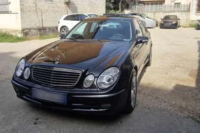 2005' Mercedes-Benz E 220