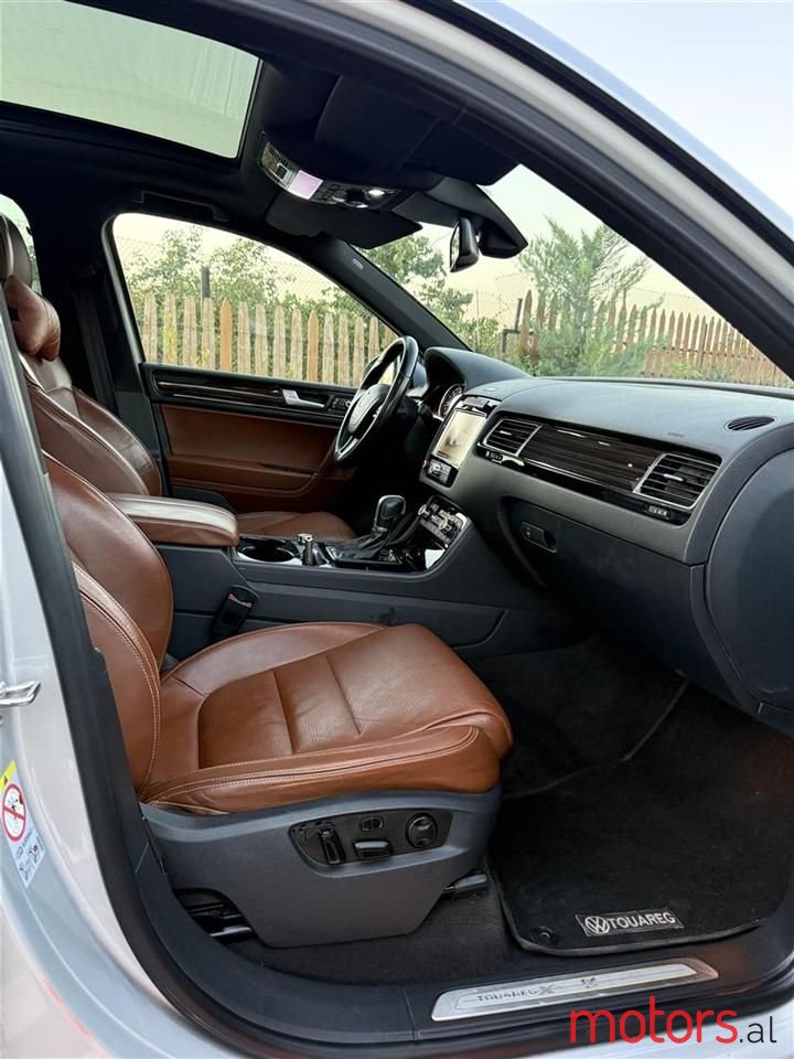 2015' Volkswagen Touareg photo #1